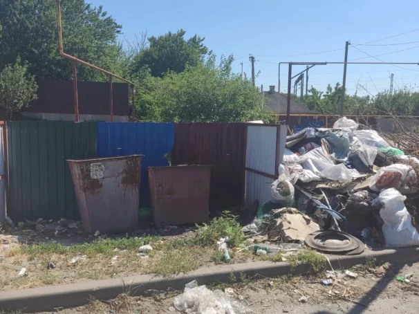example of scattered garbage cans